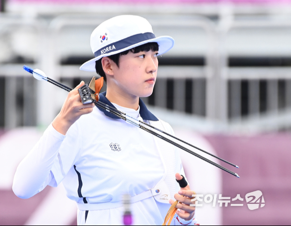 한국 양궁 안산이 2020 도쿄올림픽 양궁 여자 개인전에 임하고 있는 모습.