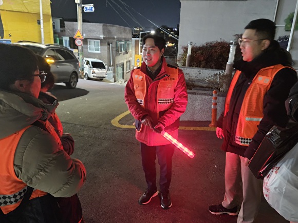 김인규 국민의힘 부산광역시 서·동구 예비후보가 지역 사회 안전지킴이 활동을 실시하고 있다. [사진=김인규 예비후보규 선거캠프]