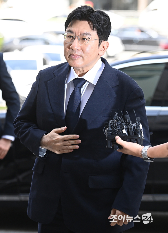 자본시장법상 부정거래행위 금지 위반 혐의를 받는 하이브(HYBE) 방시혁 의장이 15일 오전 서울경찰청 금융범죄수사대에 출석하고 있다. [사진=곽영래 기자]
