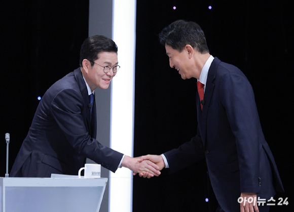 정원오 더불어민주당 서울시장 후보와 오세훈 국민의힘 서울시장 후보가 28일 서울 마포구 SBS프리즘타워에서 열린 제9회 전국동시지방선거 서울시장 후보 초청 토론회에 앞서 악수를 하고 있다. [사진=정소희 기자]