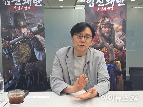 김태곤 레드징코게임즈 디렉터가 지난 11일 서울 송파구 레드징코게임즈 사무실에서 인터뷰 기념 촬영을 하고 있다. [사진=박정민 기자]