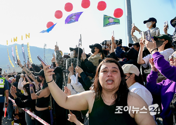 그룹 방탄소년단(BTS) 지민, 정국이 육군 현역으로 군 복무를 마치고 만기 전역했다.11일 오전 경기 연천군 연천공설운동장에서 진행된 전역 행사에서 BTS 팬들이 지민 정국을 기다리고 있다. [사진=곽영래 기자]