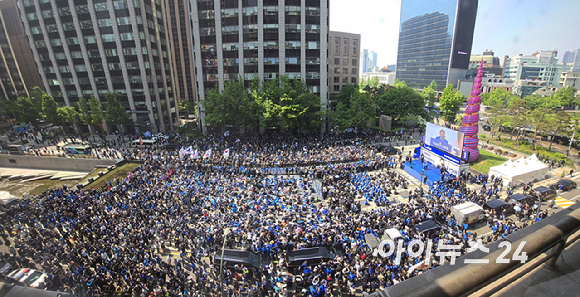 이재명 더불어민주당 대선 후보가 6·3 대통령선거 공식 선거운동 첫날인 12일 '빛의 혁명'을 상징하는 공간인 서울 광화문 청계광장에서 첫 유세를 시작하고 있다. [사진=곽영래 기자]
