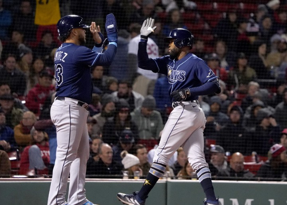 MLB 탬파베이 마누엘 마르고(오른쪽)가 4일(한국시간) 열린 보스턴과 원정 경기에서 2점 홈런을 친 뒤 홈으로 들어오며 팀 동료와 손바닥을 마주치고 있다. [사진=뉴시스]