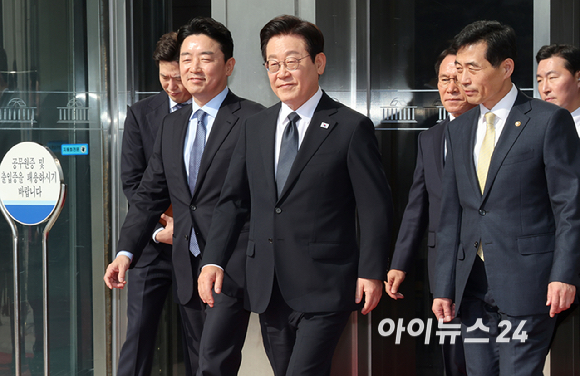 이재명 대통령이 4일 서울 여의도 국회에서 내년도 정부 예산안에 대한 시정연설을 마친 뒤 나서고 있다. [사진=국회사진기자단]