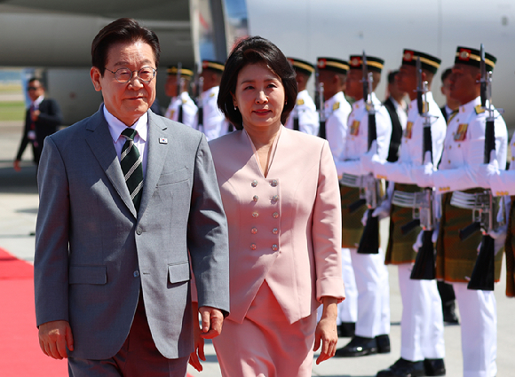 아세안 정상회의 참석차 말레이시아를 방문한 이재명 대통령과 김혜경 여사가 26일 쿠알라룸푸르 국제공항에서 차량으로 이동하고 있다. 2025.10.26 [사진=연합뉴스]