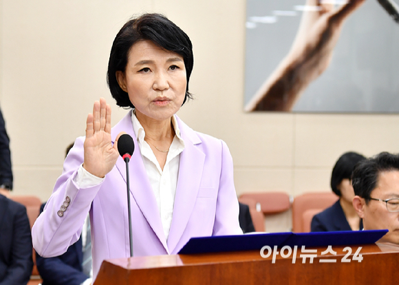 직무 정지된 이진숙 방송통신위원장이 14일 오후 서울 여의도 국회 과학기술정보방송통신위원회에서 열린 방송장악 2차 청문회에서 선서를 하고 있다. [사진=곽영래 기자]