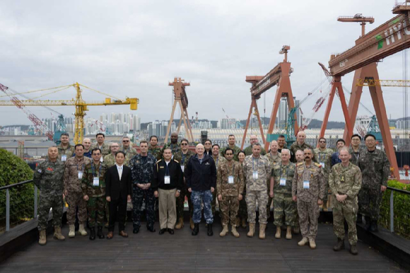 25개국에서 온 30명의 주한 무관단 일행이 지난달 31일 HD현대중공업을 방문해 기념사진을 촬영 중이다. [사진=HD현대중공업]