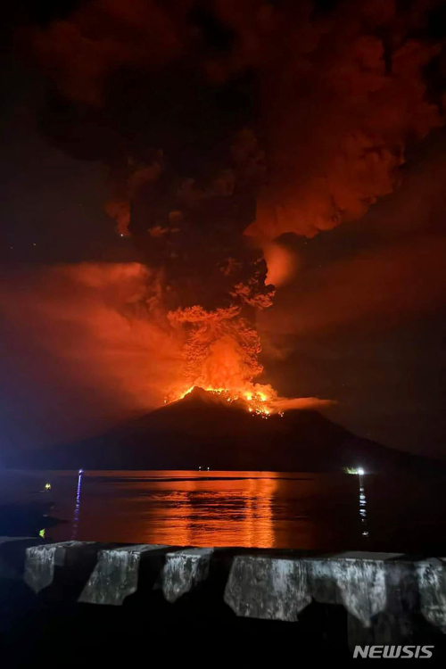 17일(현지시각) 인도네시아 북술라웨시주 루앙섬의 루앙 화산이 분화해 뜨거운 용암과 화산재가 분출되고 있다. 인도네시아 당국은 루앙 화산 폭발로 화산재가 1800m까지 치솟고 용암이 흘러내리자, 화산 경보를 최고 수준으로 상향하고 인근 주민에게 대피령을 내렸다. 2024.04.20. [사진=뉴시스]