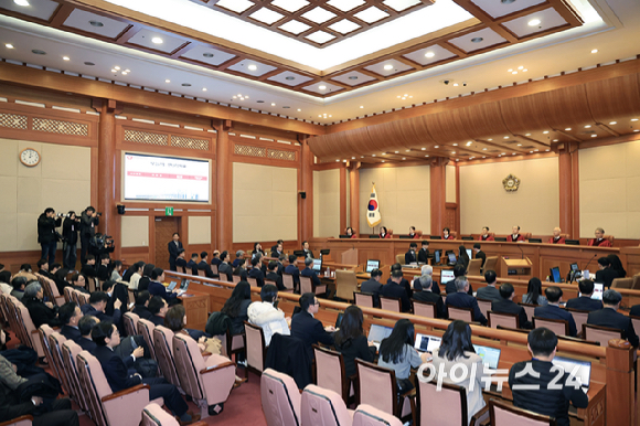 문형배 헌법재판소장 권한대행과 헌법재판관 등이 25일 오후 서울시 종로구 재동 헌법재판소 대심판정에서 열린 대통령 탄핵 심판 11차 변론에 착석해 있다. [사진=사진공동취재단]