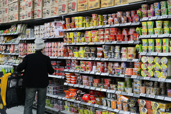 서울의 한 식당가가 북적이고 있다. [사진=연합뉴스]