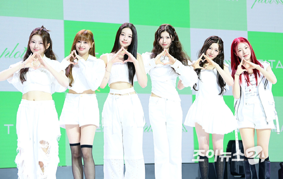 그룹 앳하트가 13일 오후 서울 한남동 블루스퀘어에서 열린 앳하트(AtHeart) 첫 번째 EP '플롯 트위스트'(Plot Twist) 미디어 쇼케이스에 참석하고 있다. [사진=정소희 기자]