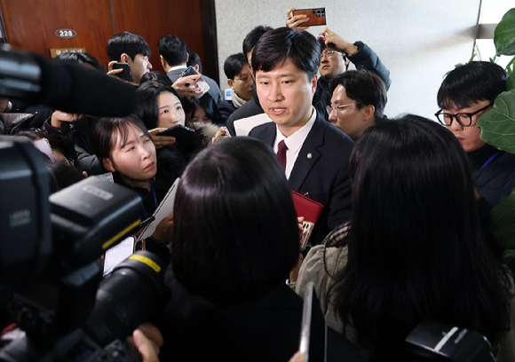  국민의힘 장동혁 대표(가운데)와 송언석 원내대표(왼쪽)를 비롯한 최고위원과 당 지도부들이 29일 국회에서 열린 최고위원회의에 입장하고 있다. [사진=연합뉴스]