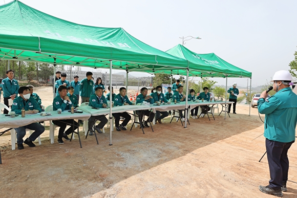 고창군의회 의원들이 사업현장을 방문해 공사 관계자들로부터 업무보고를 듣고 있다. [사진=고창군의회 ]