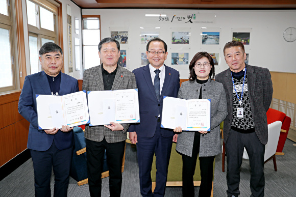 강병삼 제주시장(가운데)이 수상자들과 포즈를 취하고 있다. [사진=제주시]