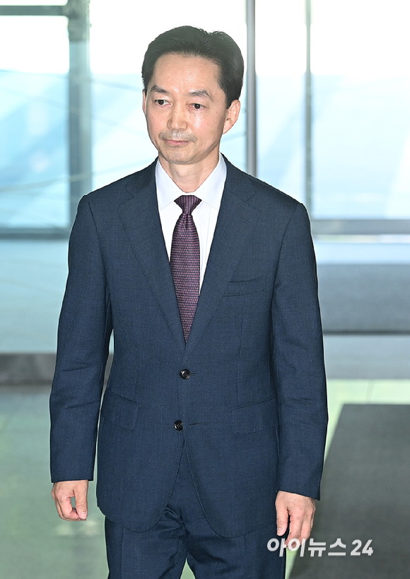 김지용 중대범죄수사청장 후보자가 8일 오후 서울 종로구 정부서울청사 창성동 별관에 마련된 인사청문회 준비단 사무실로 첫 출근하고 있다. [사진=곽영래 기자]