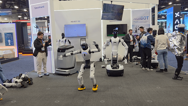 7일(현지시간) 열린 CES 2026 노스홀에서 즈위안로봇(AGI BOT)의 링시 X1 로봇이 음악에 맞춰 춤을 추는 모습. [사진=박지은 기자]