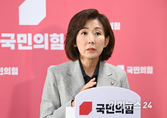 나경원 국민의힘 의원이 18일 국회에서 송언석 원내대표 주재로 열린 4선 이상 의원들과의 간담회를 마친 뒤 기자들의 질문에 답변하고 있다. [사진=곽영래 기자]