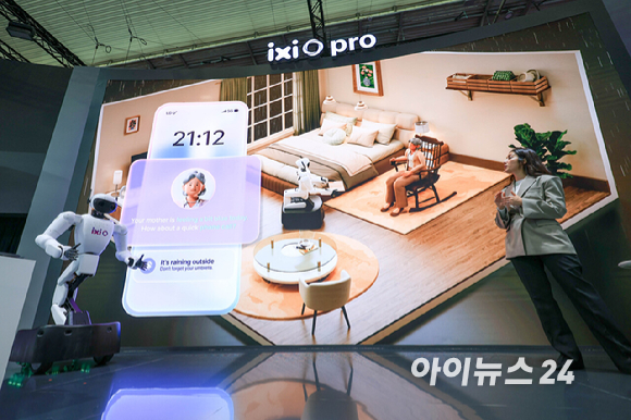 2일(현지시간) 스페인 바르셀로나 피라 그란 비아 전시장에서 열린 '모바일 월드 콩그레스(MWC)2026'에서 LG유플러스 부스에서 AI에이전트 '익시오'가 그린 미래를 시연하는 로봇이 등장하고 있다. 2026.03.02. [사진=바르셀로나=사진공동취재단]