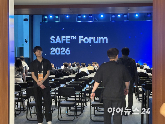 삼성전자가 1일 서울 서초사옥에서 열린 'SAFE(Samsung Advanced Foundry Ecosystem) 포럼 2026'에서 엔비디아 최고경영자(CEO) 젠슨 황의 친필 사인이 담긴 그록(Groq) 3 LPU 웨이퍼를 전시하고 있다. [사진=권서아 기자]
