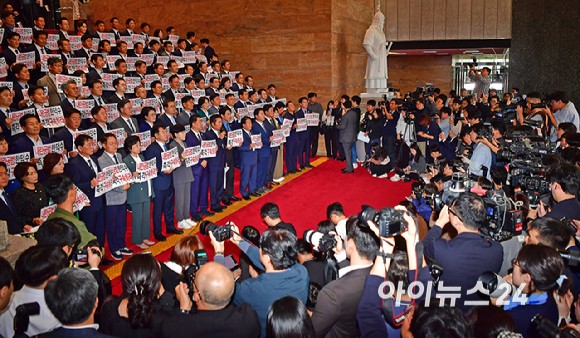 더불어민주당 정청래 대표, 김병기 원내대표 등 의원들이 14일 국회에서 한덕수 등 국무위원 내란공모 규탄 구호를 외치고 있다. [사진=곽영래 기자]