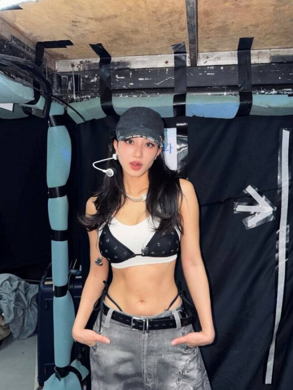 트와이스 지효, 속옷을 밖에 입었네...파격 레이어드 깜짝