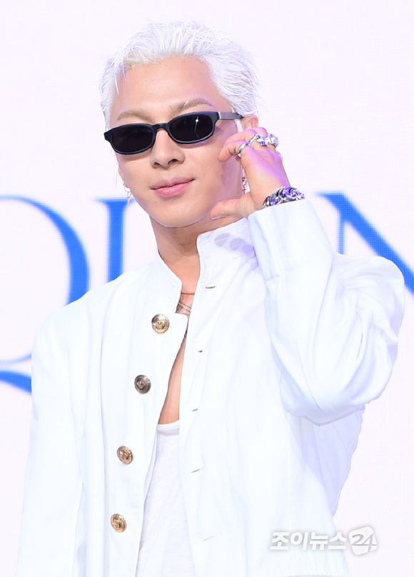 가수 태양이 18일 오후 서울 마포구 상암동 큐브컨벤션센터에서 열린 TAEYANG 정규 4집 'QUINTESSENCE'(퀸테센스) 음감회에 참석해 포토타임을 갖고 있다. [사진=정소희 기자]
