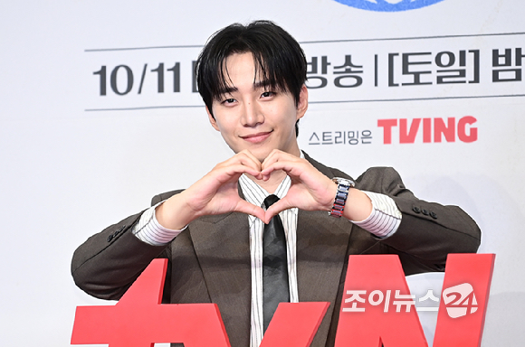 배우 이준호가 1일 오후 서울 구로구 더링크서울 트리뷰트 포트폴리오 호텔에서 열린 tvN 새 토일 '태풍상사' 제작발표회에서 포토타임을 갖고 있다. [사진=곽영래 기자]