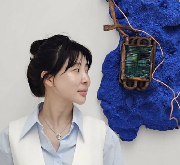 2025년 제24회 우민미술상 수상자로 김지아나 작가가 선정됐다. 사진은 해당 작가. [사진=김지아나 작가]