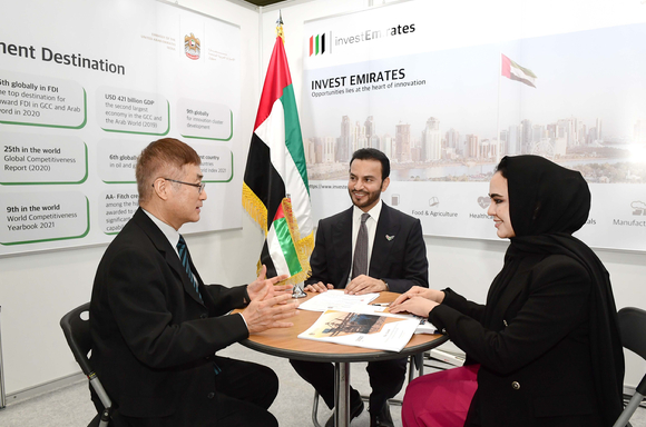 2022 수입상품전시회 부스에서 주한 아랍에미리트 압둘라 사이프 알 누아이미 대사(가운데)가 참가자와 미팅을 하고 있다. [사진=UAE 대사관]