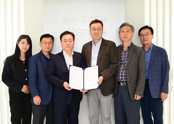 이창호 아이뉴스24 대표(오른쪽)와 신광철 중소기업진흥회 외국인기능인력지원단 위원장이 20일 '중소기업 구인난 해소'를 위한 지원사업 협약을 체결하고 기념촬영을 하고 있다. [사진=아이뉴스24DB]