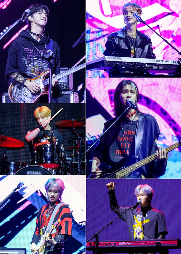 엑스디너리 히어로즈가 첫 대면 쇼케이스 무대에 올랐다.(왼쪽 준한, 건일, 가온_오른쪽 오드, 주연, 정수). [사진=JYP엔터테인먼트]