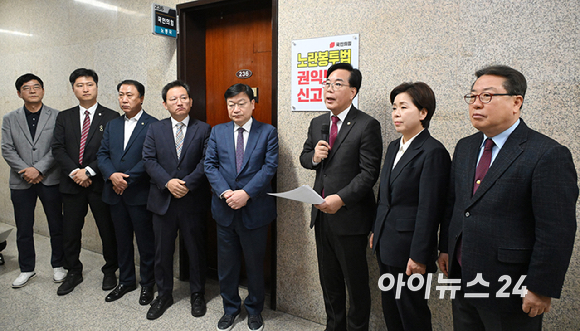 송언석 국민의힘 원내대표가 13일 서울 여의도 국회 국민의힘 노동국에서 '노란봉투법 권익보호신고센터' 현판 제막 후 발언하고 있다. [사진=곽영래 기자]