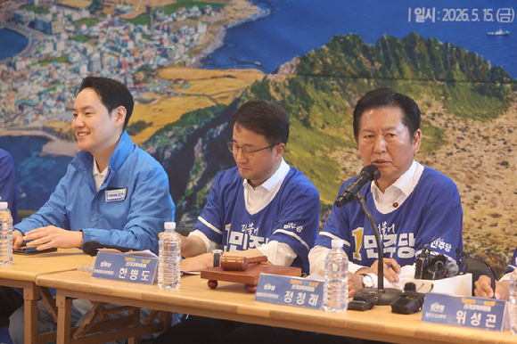 15일 제주시 연북로 위성곤 제주지사 후보 선거사무소에서 열린 더불어민주당 중앙선거대책위 현장 회의에서 정청래 대표가 발언하고 있다. 2026.5.15 [사진=연합뉴스]