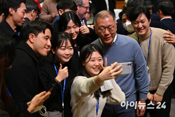 정의선 현대자동차그룹 회장이 3일 오전 경기도 화성시 현대기아자동차남양기술연구소에서 열린 2023 현대차그룹 신년회에서 임직원들과 셀카 촬영을 하고 있다. [사진=김성진 기자]