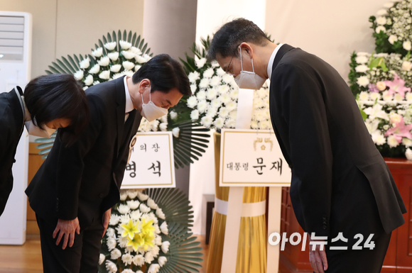 이재용 삼성전자 부회장이 20일 오후 서울 종로구 서울대병원 장례식장에 마련된 안철수 제20대 대통령직인수위원장 부친의 빈소를 찾아 조문을 하고 있다. [사진=인수위 사진기자단]