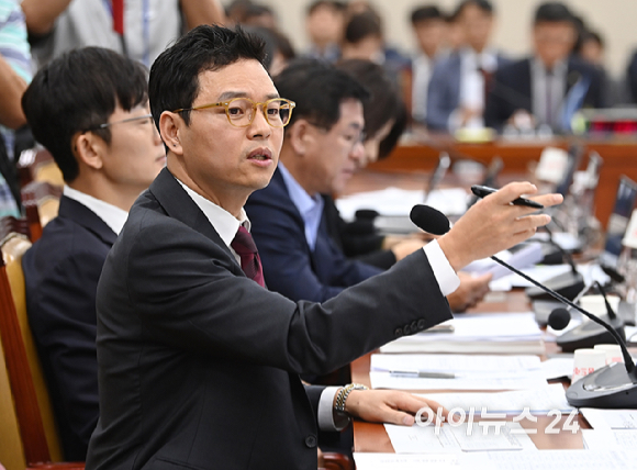 김우영 더불어민주당 의원이 16일 국회 과학기술정보방송통신위원회에서 열린 2025년도 국정감사에서 국민의힘 박정훈 의원의 문자 폭로 사태 관련 발언을 하고 있다. [사진=곽영래 기자]