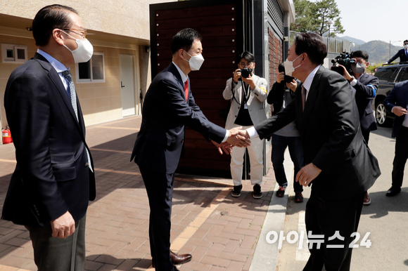 윤석열 대통령 당선인이 12일 오후 대구 달성군 유가읍에 있는 박근혜 전 대통령의 사저를 방문 박근혜 전 대통령 예방을 하기 위해 차량에서 내려 기다리고 있던 유영하 변호사와 악수를 나누고 있다. [사진=인수위사진기자단]