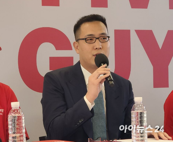 김동선 한화갤러리아 전략본부장이 6월 파이브가이즈 강남점 오픈에 이어 오는 추석 연휴에 이베리코 돼지고기 선물세트를 선보이며 한화그룹 유통사업을 강화한다. [사진=아이뉴스24 DB.]