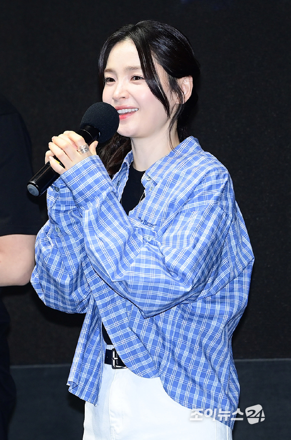 배우 전미도가 17일 오후 서울 강남구 삼성동 메가박스 코엑스점에서 열린 영화 '왕과 사는 남자' 1,300만 돌파 흥행 감사 무대 인사에 참석하고 있다. [사진=정소희 기자]