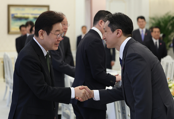이재명 대통령(왼쪽)과 인사를 나누는 정기선 HD현대그룹 회장. [사진=연합뉴스]