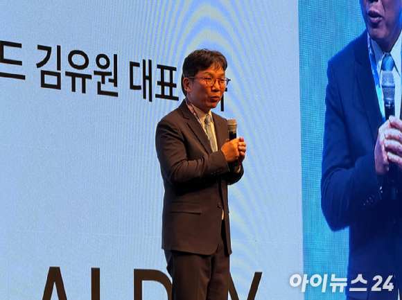 유경범 네이버클라우드 국방사업 총괄 전무가 변화하는 전장 환경, 국방 소버린 AI 가속화를 위한 제언을 주제로 발표하고 있다. [사진=최효경 기자]