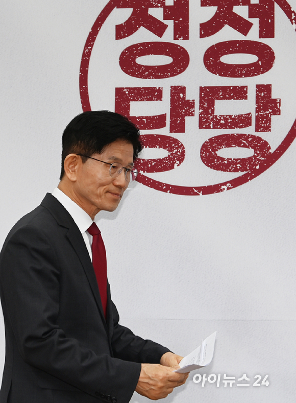 김문수 국민의힘 대통령 후보가 15일 오전 서울 여의도 국회에서 열린 긴급 기자회견에 참석하고 있다. [사진=곽영래 기자]