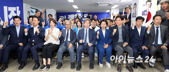 정원오 더불어민주당 서울시장 후보 상임선거대책위원장인 이인영 의원이 3일 오후 서울 중구 정원오 더불어민주당 서울시장 선거사무소 개표상황실에서 출구조사와 관련해 발언을 하고 있다. [사진=곽영래 기자]