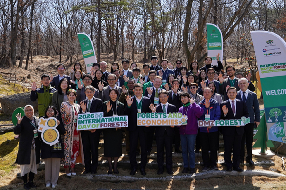 '세계 산림의 날' 기념행사 참석자들이 파주 DMZ 숲에서 기념촬영을 하고 있다. [사진=산림청 ]