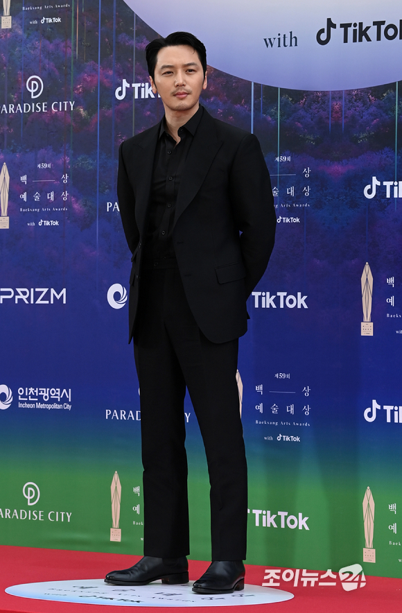 배우 변요한이 28일 오후 인천 파라다이스시티에서 열린 제59회 백상예술대상 레드카펫에서 포즈를 취하고 있다. [사진=김성진 기자]