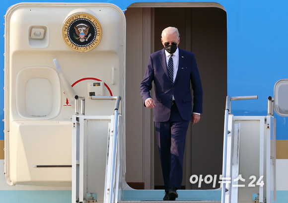 조 바이든 미국대통령이 20일 오후 경기도 오산 미 공군기지를 통해 한일 순방을 목적으로 도착해 대통령 전용기 에어포스원에서 내리고 있다. [사진=사진공동취재단]