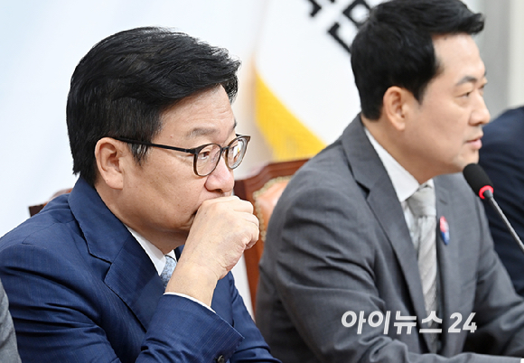 정점식 국민의힘 원내대표가 13일 서울 여의도 국회에서 열린 최고위원회의에서 발언을 경청하고 있다. [사진=곽영래 기자]