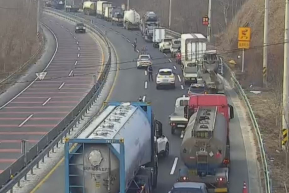 경남 합천 한 도로에서 화물차 4중 충돌사고가 발생해 1명이 심정지 상태에 빠졌다. 사진은 사고 현장. [사진=국토교통부 CCTV]