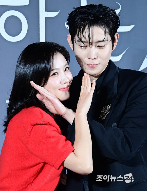 배우 김유정과 김영대가 30일 오후 서울 용산구 CGV용산아이파크몰에서 열린 티빙 오리지널 '친애하는 X' 제작발표회에 참석하고 있다. [사진=정소희 기자]